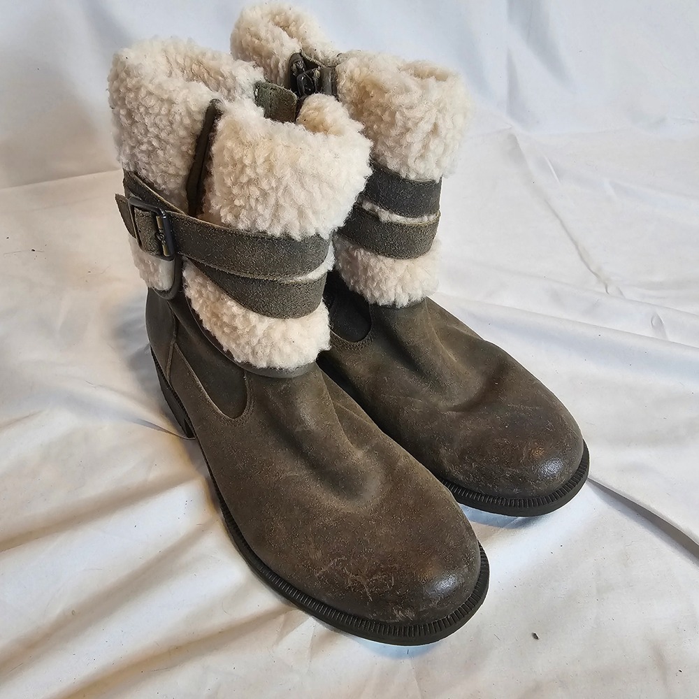 UGG Blayre Olive Green Suede Shearling Cuff Ankle Boots Buckle Accent Zip Up‎ 7